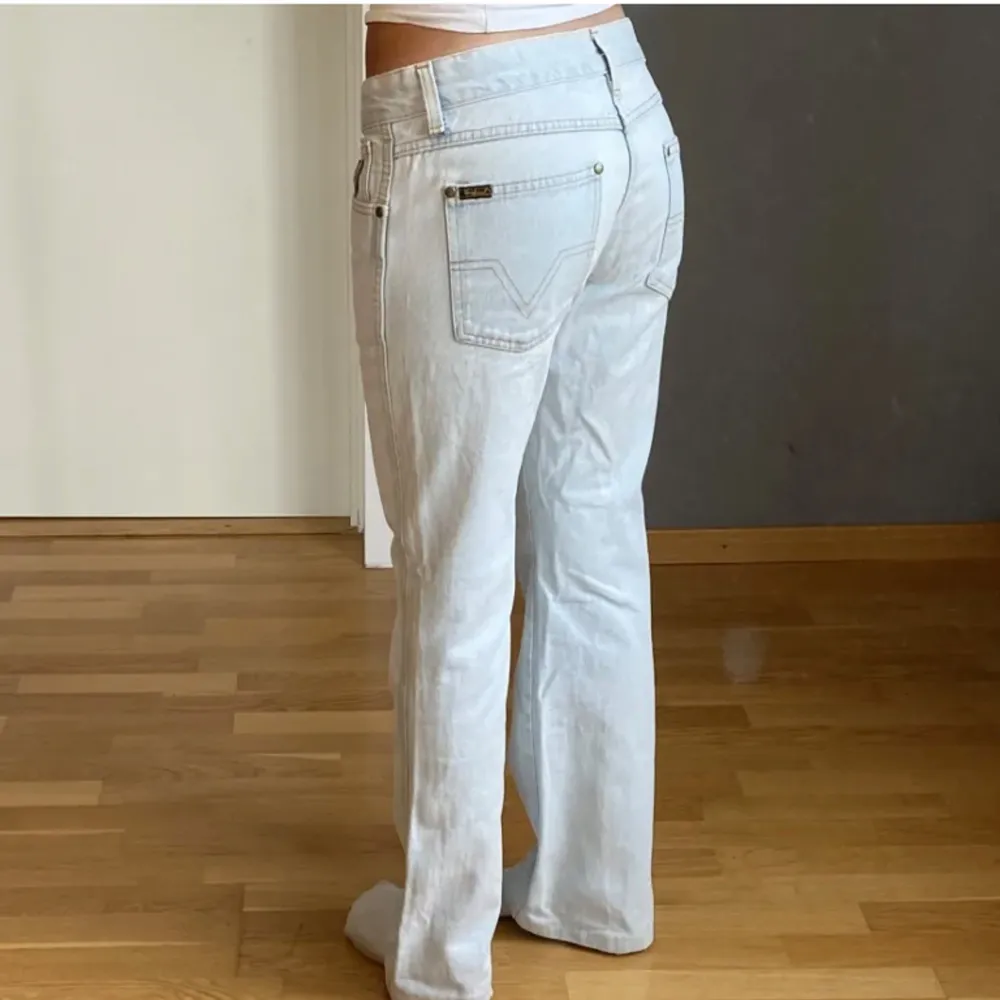 Säljer dessa skitsnygga lågmidjade jeans i fint skick, enda defekten är att en ögla runt midjan har gått sönder men inget man tänker på!. Jeans & Byxor.