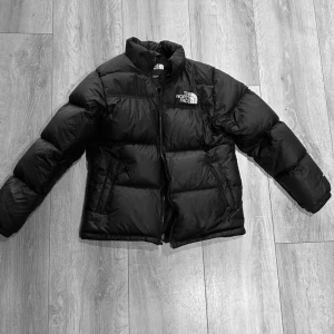 The North Face jacka - Junior storlek xl (vilket motsvarar 160/xs). Jag har använt jackan under vintern men säljer pga att jag köpt en annan:)  