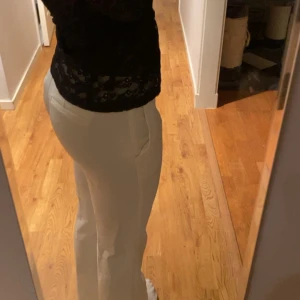 Vita lågmidjade byxor - Säljer dessa då dom är lite för korta för mig alltså inte mycket använda och i bra skick. Skriv vid frågor eller fler bilder. Nypris är 499💗