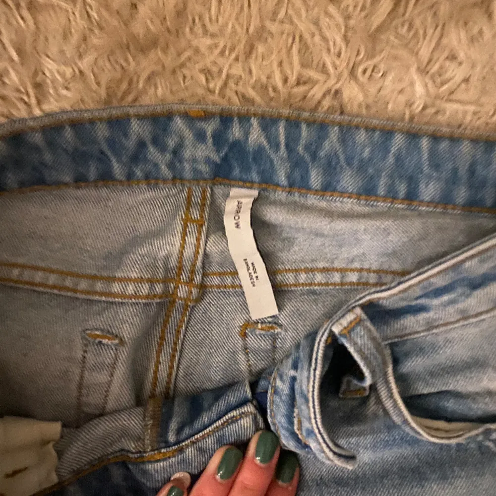 Säljer nu mina jeans från Weekday i modellen low arrow! Använda fåtal gånger så inga defekter! Nypris: 590kr. Jeans & Byxor.