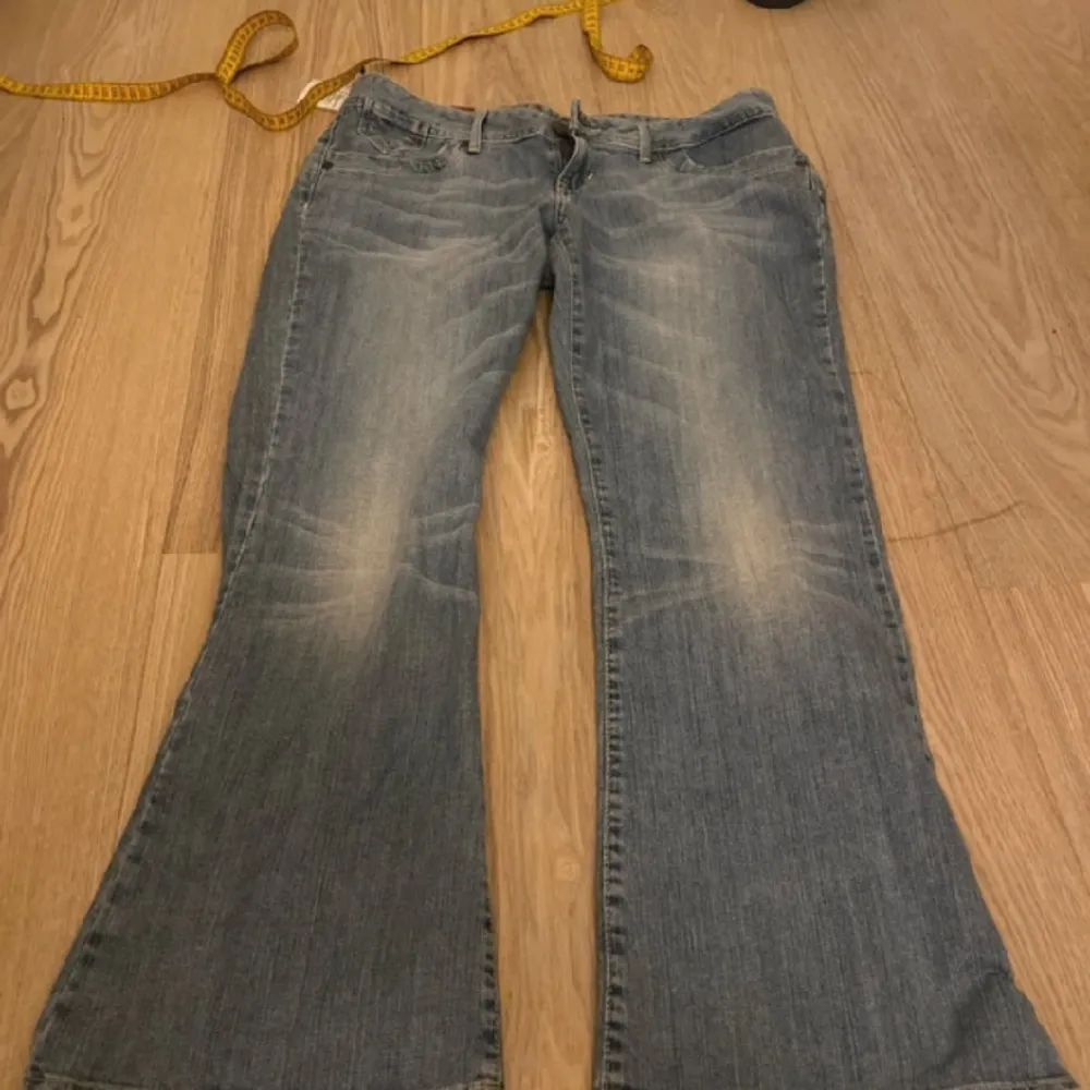 Skitsnygga jeans som dessvärre är pyttelite för korta för mig, men de är ursnygga!!🤍 S-M skriv om ni vill ha fler bilder!. Jeans & Byxor.