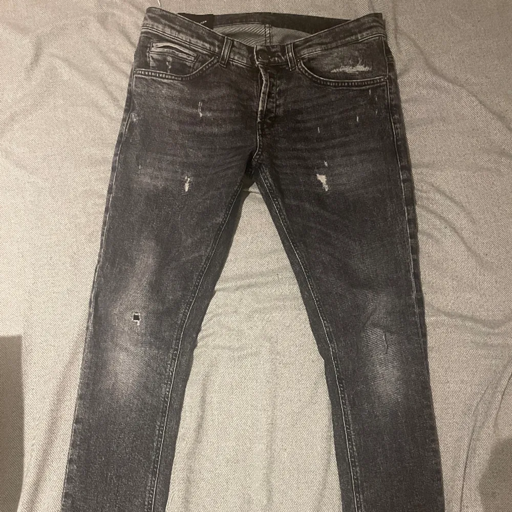 Hej! Säljer dessa helt nya dondup jeans! Modellen heter George och är dom trendigaste just nu! Köpta ifrån United i Göteborg! Nypris ligger på 4000! Tveka inte med att höra av dig vid frågor! . Jeans & Byxor.