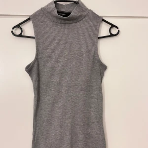 Hello! Säljer denna klänningen på grund av att jag inte använder den längre. - Denna vackra klänningen är perfekt för att hålla sig varm.  Perfekt passform och perfekt för att sticka ut och få komplimanger🤩