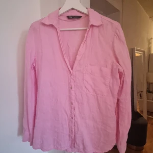 Linneskjorta från Zara - Superfin linneskjorta från Zara i fint skick använd en gång, storlek XS.