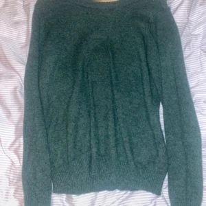 Grön stickad tröja - Grön stickad tröja från Vila Jättebra skick, sparsamt använd.
