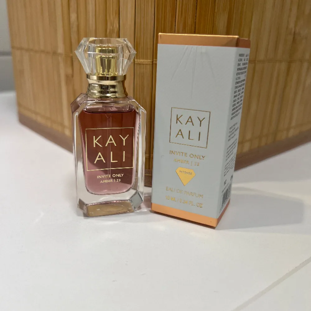 Kayali invite only amber 10ml endast testad med ett sprut men passade inte mig i smaken.  Nypris: 349:-  Möts upp eller skickas med spårbar frakt- köparen står för frakten . Accessoarer.