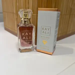 Kayali invite only amber 10ml endast testad med ett sprut men passade inte mig i smaken.  Nypris: 349:-  Möts upp eller skickas med spårbar frakt- köparen står för frakten 