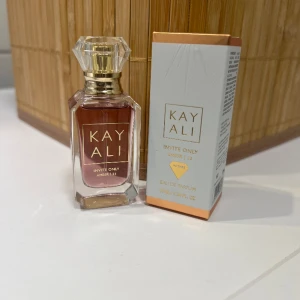Kayali invite only amber 10ml - Kayali invite only amber 10ml endast testad med ett sprut men passade inte mig i smaken.  Nypris: 349:-  Möts upp eller skickas med spårbar frakt- köparen står för frakten 