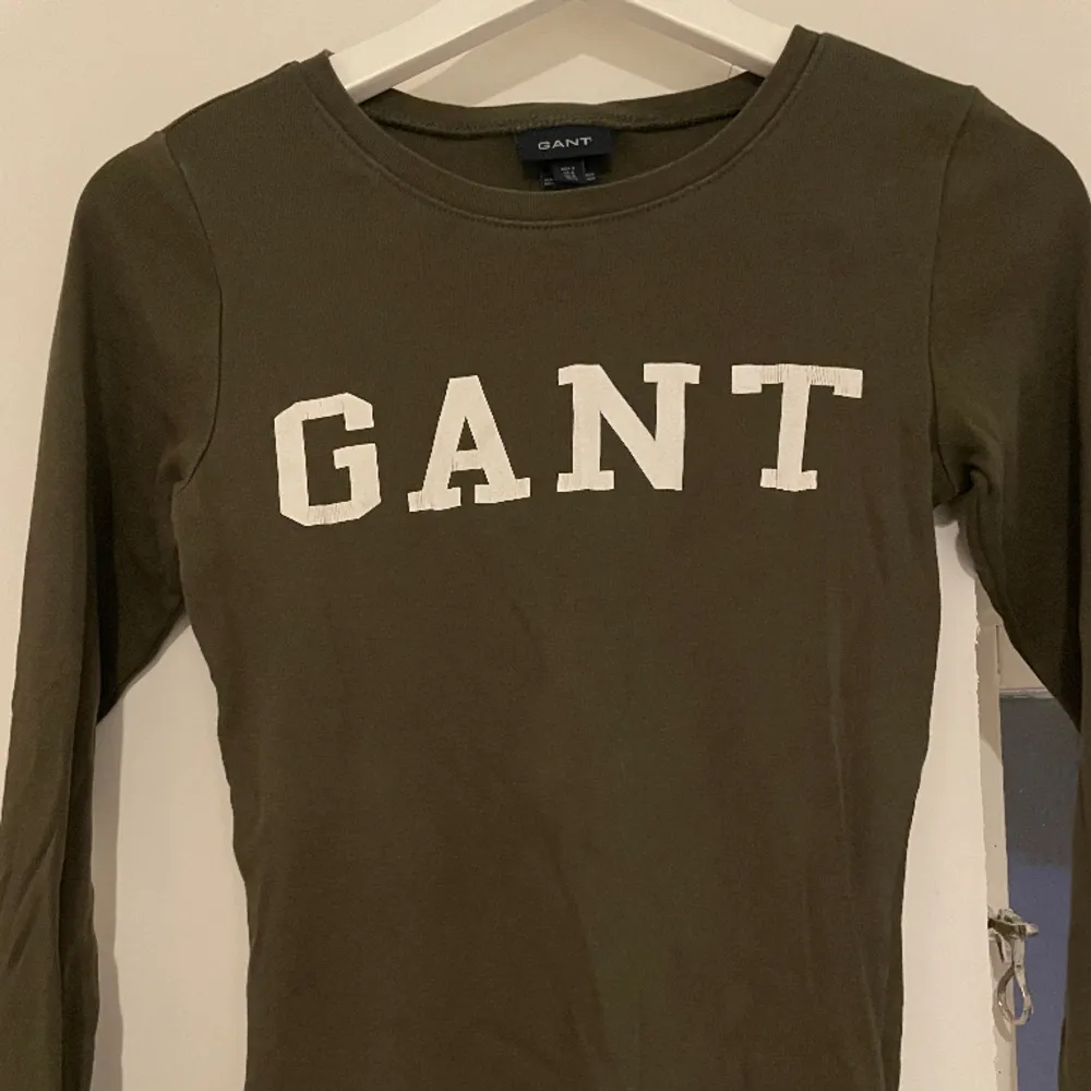 Gant långärmad mörkgrön Använd men i gott skick  Storlek: S. T-shirts.