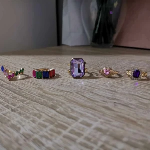 Ringar - Guld ringar, gjort av silver & kopper, färgat guld. Alla har storleken: 1.8cm. 20kr/st, vid köp av fler 15kr/st. Köparen står för frakten.