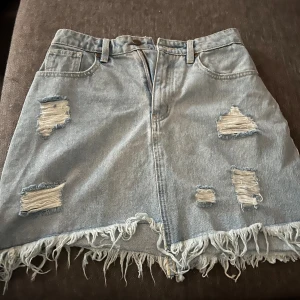 Jeans kjol  - Säljer en oanvänd jeans kjol i storlek XS. Tyvärr ingen prislapp kvar 