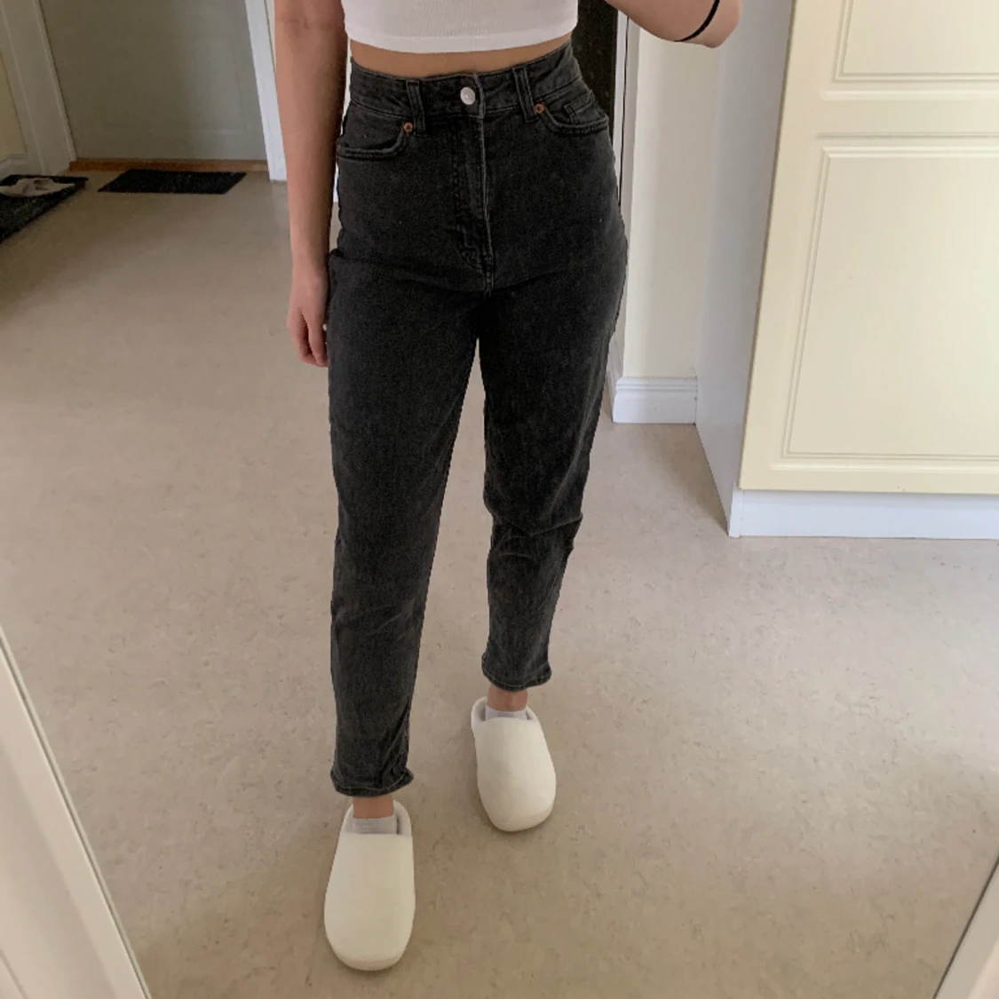 Grå svarta mom jeans