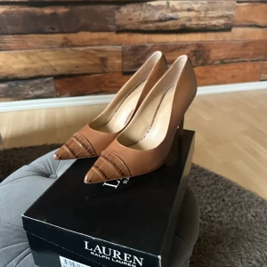 Klackskor  - Hej!🌸Säljer dessa eleganta klackskor från RalphLauren. De är helt oanvända då dom är för stora på mig🥰