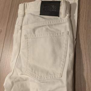 Jätte snygg vita jeans från Jack & Jones, har aldrig blivit bärda helt NYA byxor!skriv innan köp!!