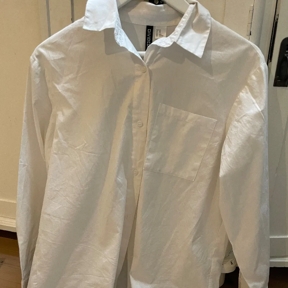 Säljer en vit skjorta från HMs divided avdelning i bra skick. Skjortor.