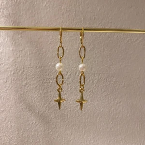 Johanna Earrings - Eleganta, gulliga örhängen!  Piffar lätt upp en ”tråkig” outfit! 
