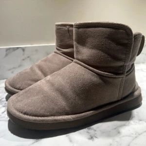 Uggs - Uggs liknande skor från H&M. Köpte förra vintern. Använda några gånger🌟