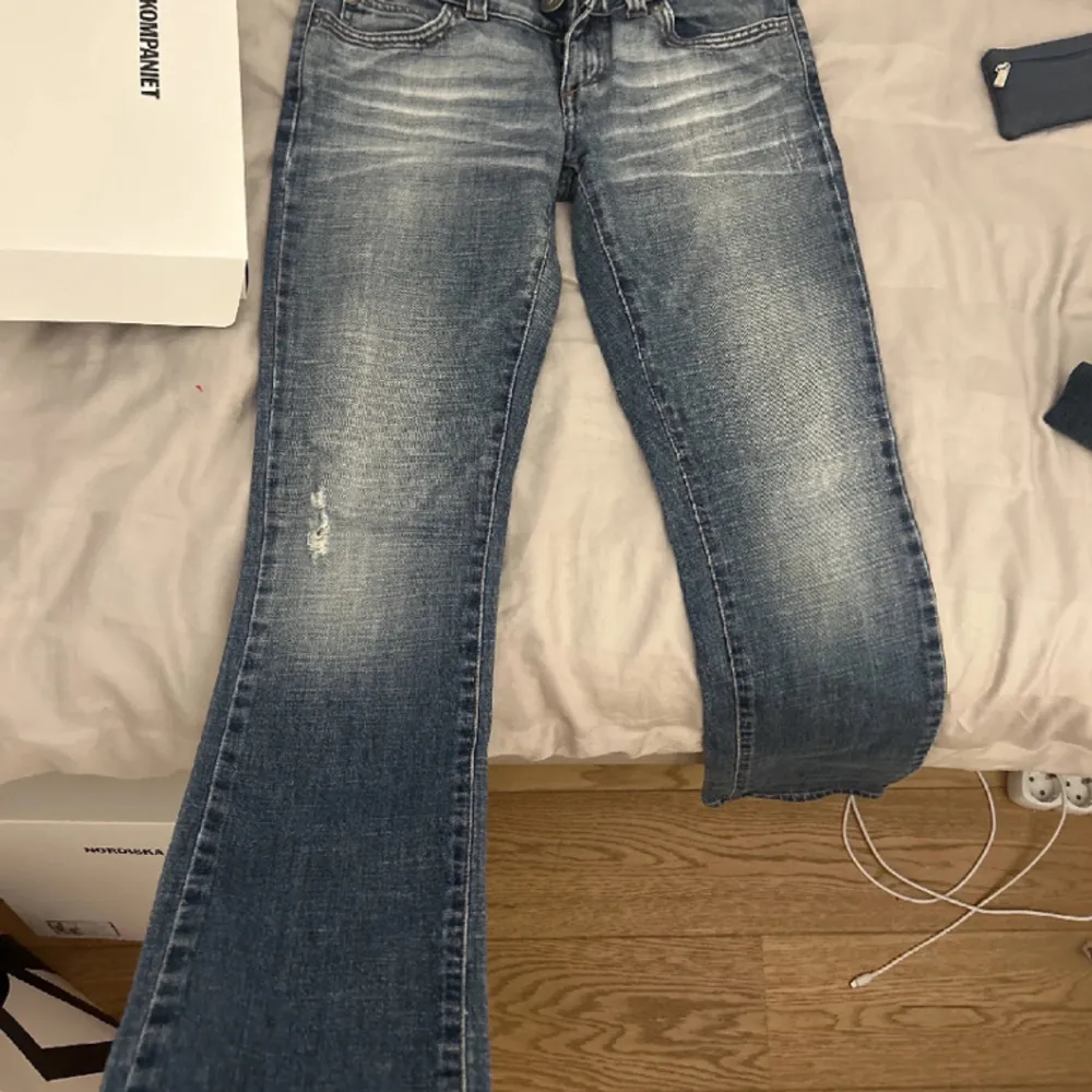 ett par jättefina lågmidjade jeans med slitningar, de är från only men köpta här på plick❤️midjemåttet är 37 cm och innerbenslängd 77cm, skriv om ni har frågor . Jeans & Byxor.