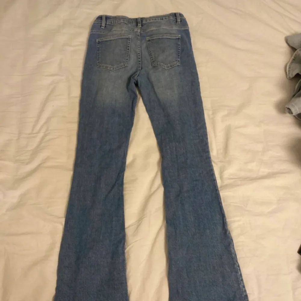 Använda fåtal gånger, ej märkbart. Inga defekter. Jättesnygga bootcut jeans i strl 158 (passar strl 24), men töjbara i midjan. De är lite korta på mig som är 165. Priset kan sänkas vid snabb affär. Jeans & Byxor.