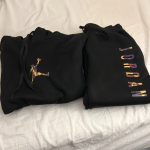 Nike Jordan Tracksuit - Säljer dennna fina knappt använda tracksuit då den inte används. Pris kan diskuteras vid snabb affär. Skickas med Plick via Postnord för säker betalning.