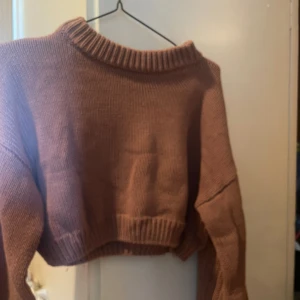 Croppad sweatshirt NAKD - Fint skick, gammelrosa, stickad. Xxs men passar en xs-s. Jättefin till brännan på sommarkvällarna 