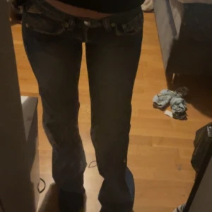 Super snygga Lågmidjade jeans! - Super snygga lågmidjade jeans, säljer pga att dom är för tajta i midjan på mig. Jag är 163 cm och de passar bra i längd på mig. Vet ej exakta storleken på jeansen s/m skulle jag säga ungefär.