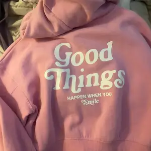Rosa hoodie med text på baksidan jätte fin 