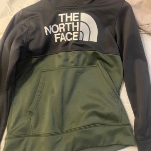 The north face hoodie  - Barnstorlek, storleken står inte men passar 9-13 åringar skulle jag vilja säga beroende på passformen, använd fåtal gånger 