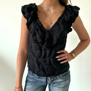 Svart topp med volang🖤 - Supersnygg topp med volang🖤🌺Storlek S. Köp direkt via ”köp nu” knappen<3