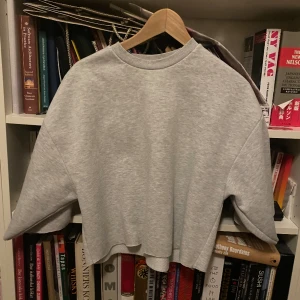 Avklippt tröja - En så snygg avklippt tröja från ginatricot! Det var orginalt en sweater men klippte av så att armarna går till armvecket! Toppen skick! Liten i storleken så passar folk som bär S!