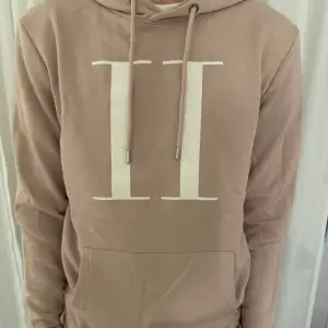 Säljer denna hoddie från Les Deux då den inte kommer till användning. Tröjan är endast provad och är därmed i nyskick. Nypris på Johnells är 1000kr. Mitt pris är 500kr men kan gå ner i pris vid snabb affär.