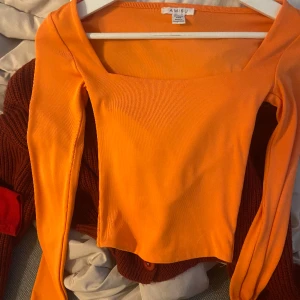 Somrig tröja  - Jätte fin tröja använd fåtal gånger är i storlek XXS men passar någon som har XS/ eller en som har s men vill den ska sitta tajt 