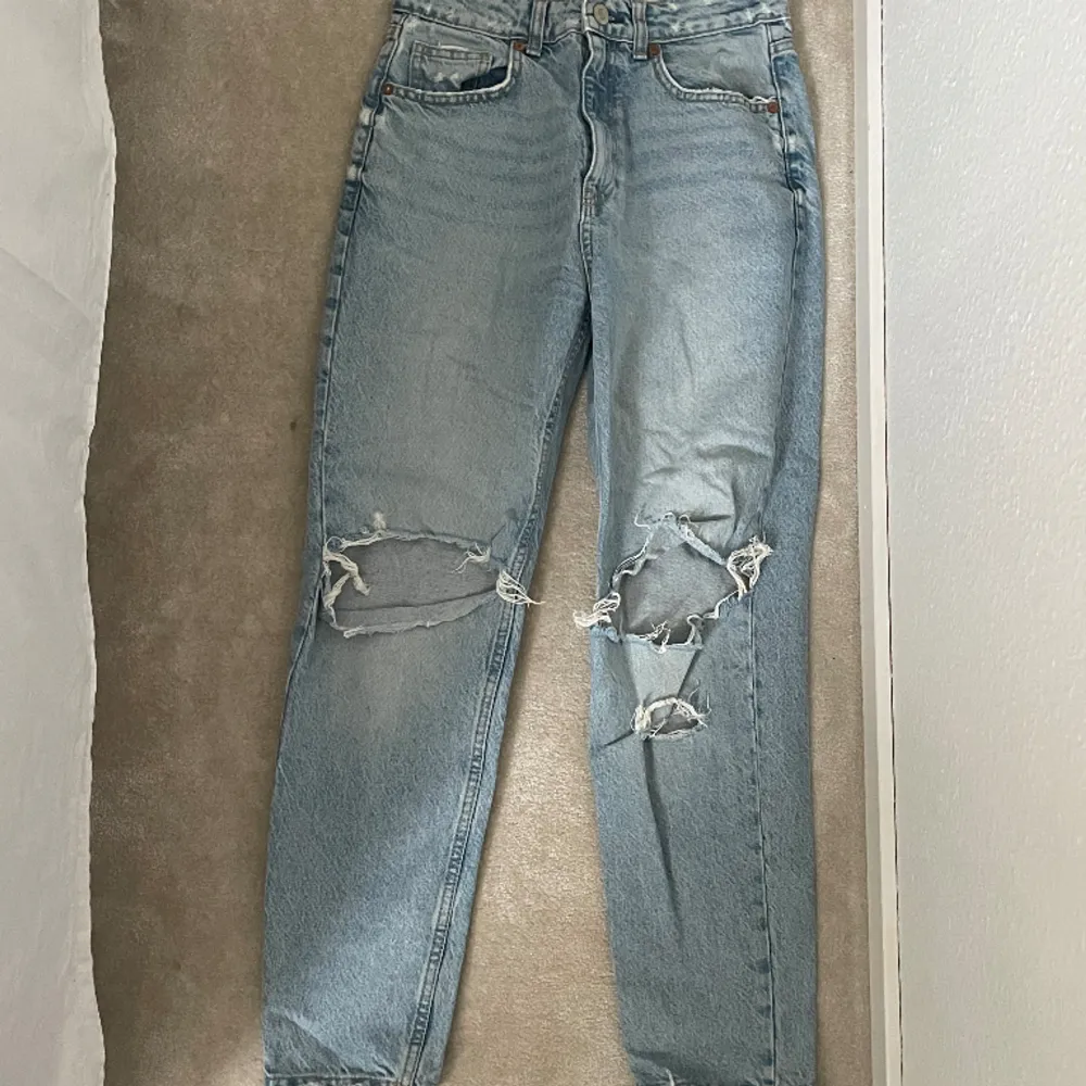 Jeans från zara med hål i storlek 36. Jeans & Byxor.