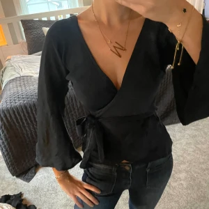 Mörkblå blus  - Jätte fin! Knyter där bak❣️❣️omlott 