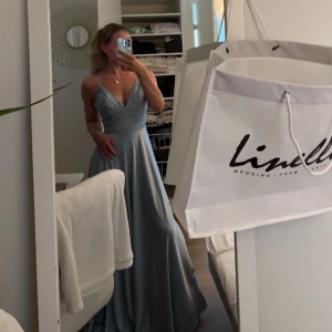 Balklänning - Använd en gång💞Något uppsydd då den var för lång när jag köpte den. Är 165cm och har i vanliga fall storlek 34/36. Stl 36 Skriv i chatten för bilder och mått