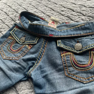 True religion jeans  - Helt nya jeans ifrån true religon, väljer att sälja eftersom jag upplevde att dom var lite för tajta för mina vader. Jag är 164 och jeansen går ända ner till marken, jeansen är i storlek 27 och passar mig annars väldigt bra, jeansen är lågmidjade☺️