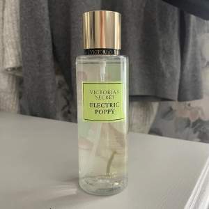 Victoria Secret parfym, Electric Poppy 💚 Luktar väldigt fräsch och härligt, tyvärr inte min typ av doft, därför jag säljer den helt oanvänd 