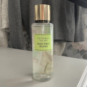 Victoria Secret parfym, Electric Poppy  - Victoria Secret parfym, Electric Poppy 💚 Luktar väldigt fräsch och härligt, tyvärr inte min typ av doft, därför jag säljer den helt oanvänd 