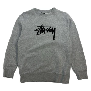 Stüssy Crewneck storlek L - Så fin tröja från märket Stüssy! Unisex storlek L/large men kan bäras av mindre storlekar också om man vill ha snyggt oversize. Jag själv bär storlek xs dam och har använt denna.