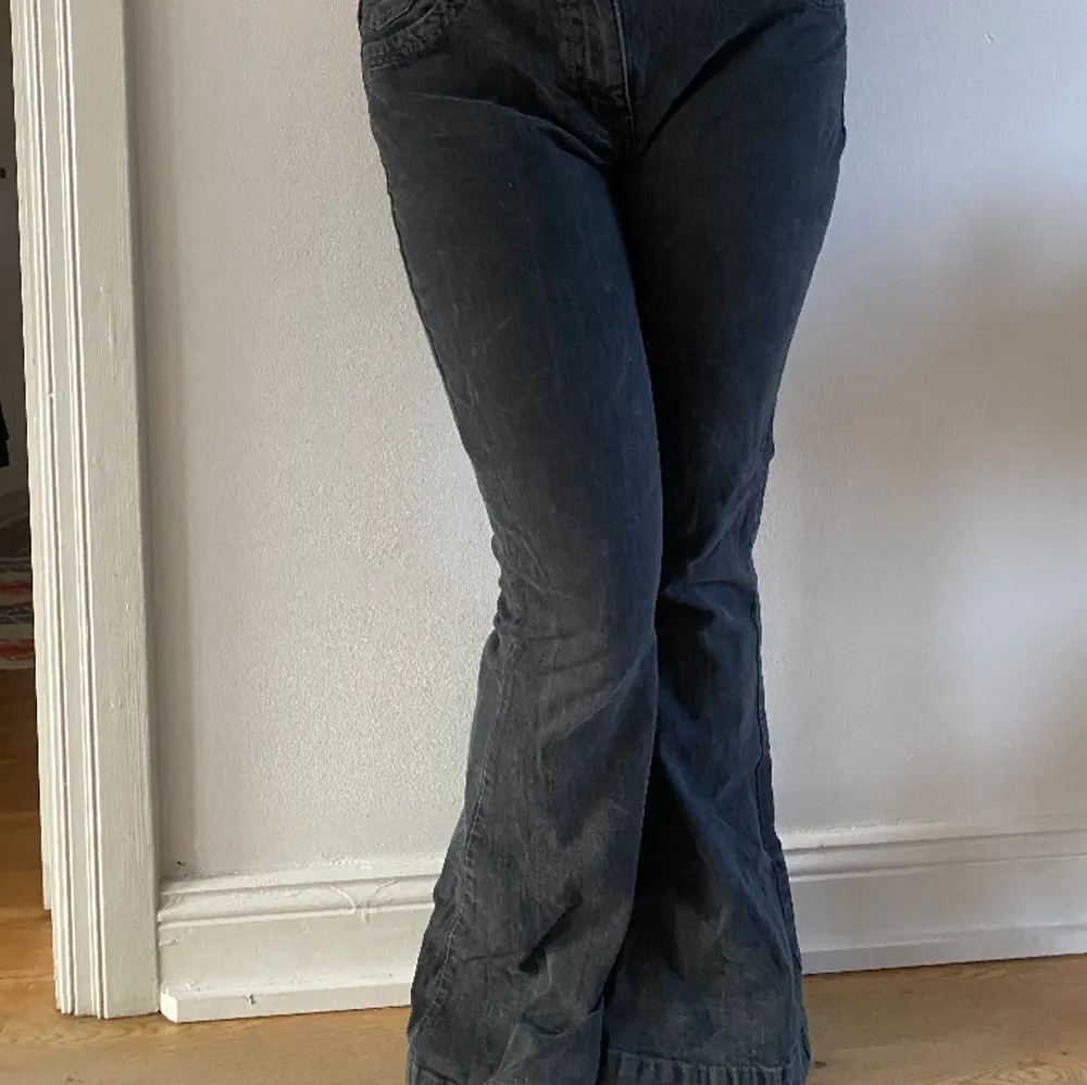 Dessa jeans är gråsvarta med snygg brodering på bakfickorna. De är low/midwaist med rejäl flare. De är köpte secondhand så vet tyvärr inte märket. . Jeans & Byxor.