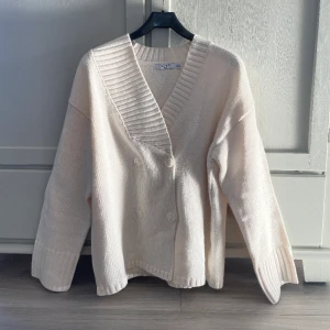 Tröja - Jättefin stickad tröja! Aldrig använd. Köpt för 499:-. Passar mig som är en S/M också