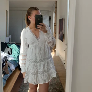 Studentklänning - Säljer nu min superfina studentklänning från  About You av GUIDO MARIA KRETSCHMERS design i st 34. Endast använd 1 gång och i nyskick. Dubbelt tyg och dragkedja i ryggen💓