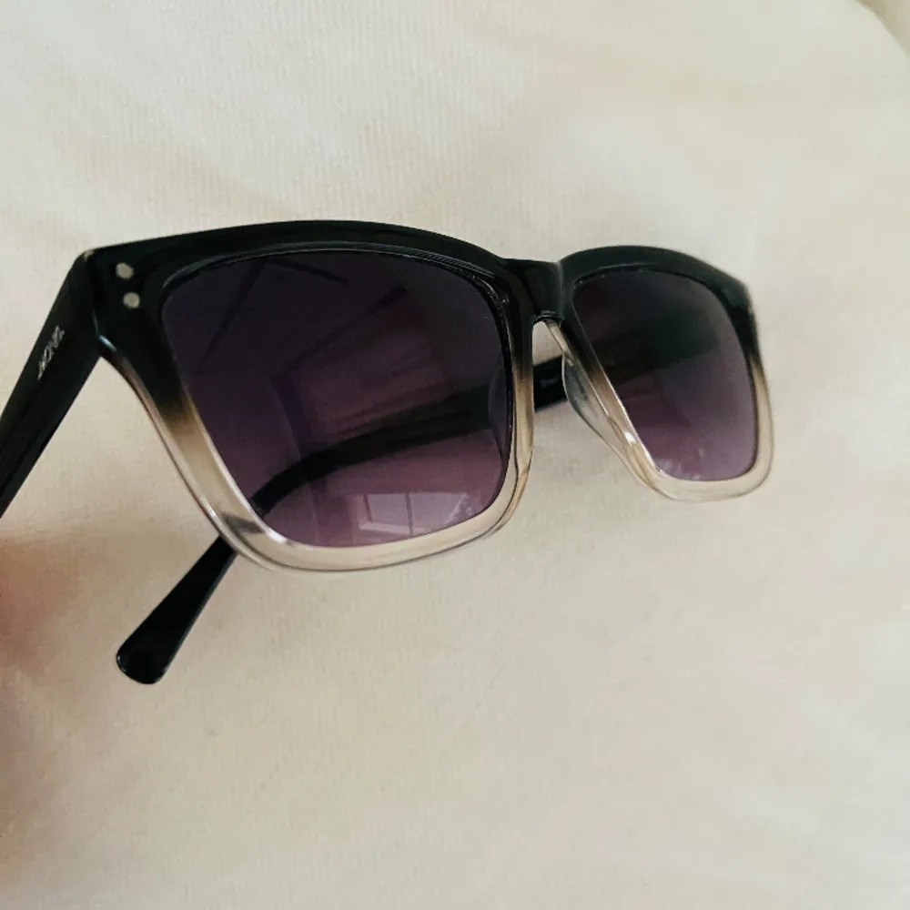 Solglasögon med lila glas från Monki. Accessoarer.