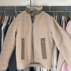 Teddy jacka - Säljer denna nästintill oandvända teddy jacka.  Främst för att jag har en liknande och den inte kommer till användning vilket är super synd. Hoppas den kan hitta ett nytt hem!🫶🏼 