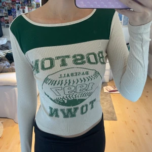 Långärmad  - Jättecool långärmad tröja. Vet ej vilket märke då den är köpt på plick och finns inga lappar. Använd endast fåtalet gånger, inga defekter