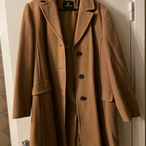 Kappa - Lång kappa som jag har ärvt av min mormor men som ej kommer till användning tyvärr. Osäker på storlek men skulle säga M-L