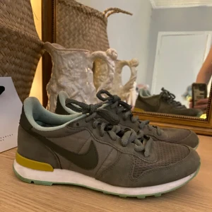 Nike  - Så fina mörk gröna Nike sneakers med mocka detaljer!   Sparsamt använda 