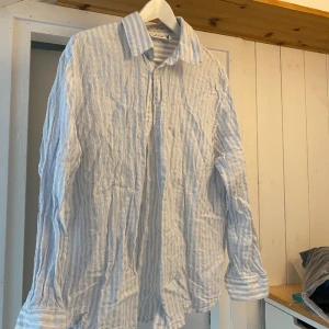 Skjorta Weekday  - Superfin skjorta från weekday! Storlek xs i herrmodell så är lite större i passformen! Passar perfekt till lite luftigare strandskjorta☀️