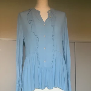 Blus xs/s  - Snygg blå blus med snygga knappar  St XS/S Använd 1 gång 