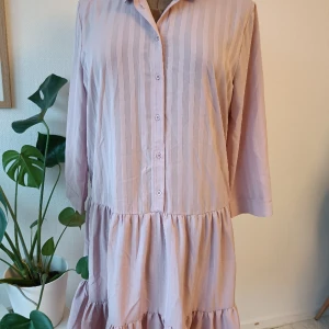 Ichi klänning rosa - Vacker klänning med volanger, fint skick!